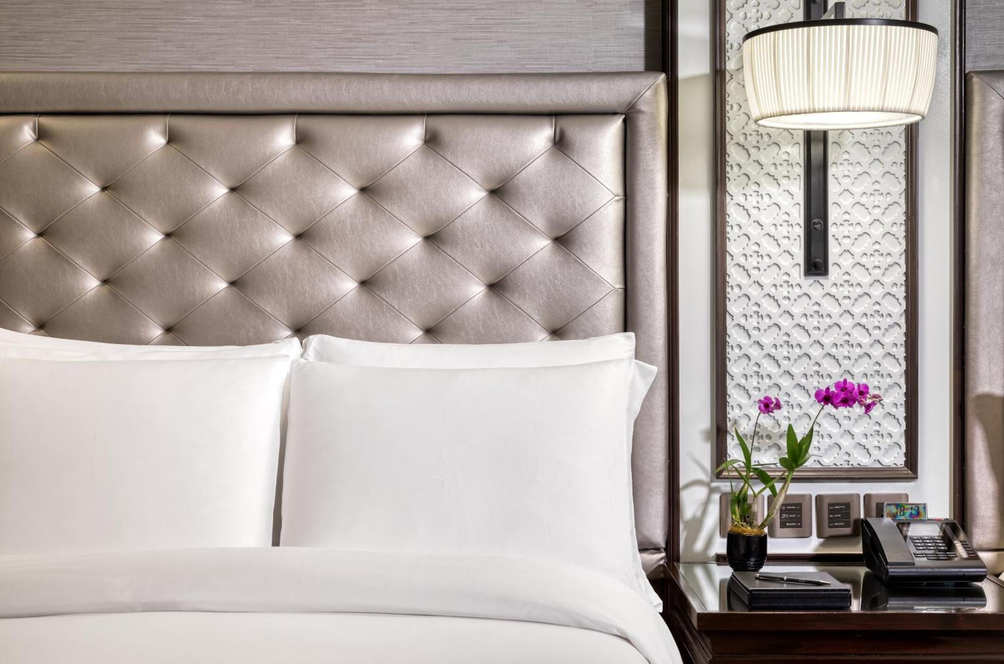 Athenee Guest room 1 King City view