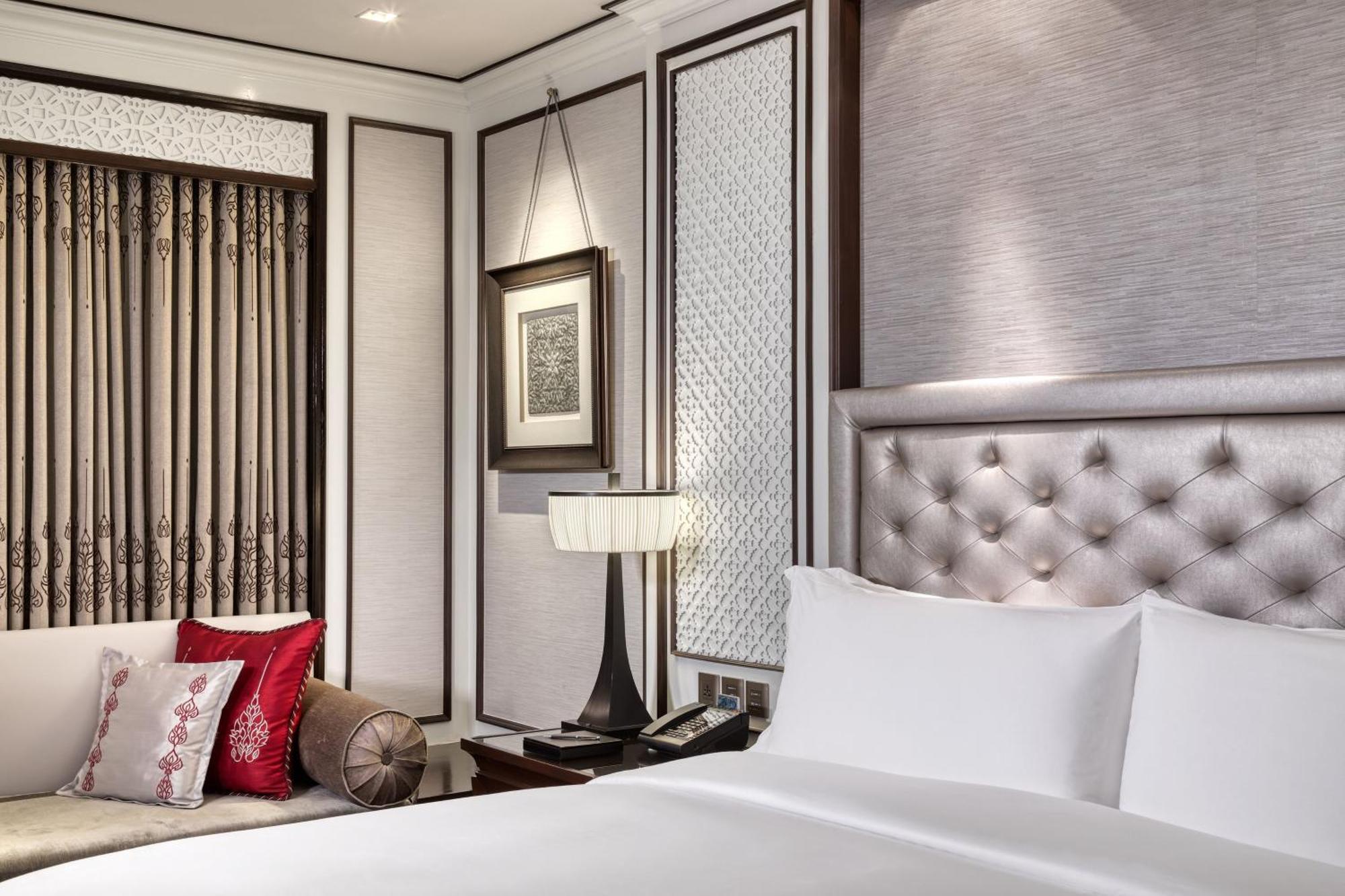 Athenee Guest room 1 King City view